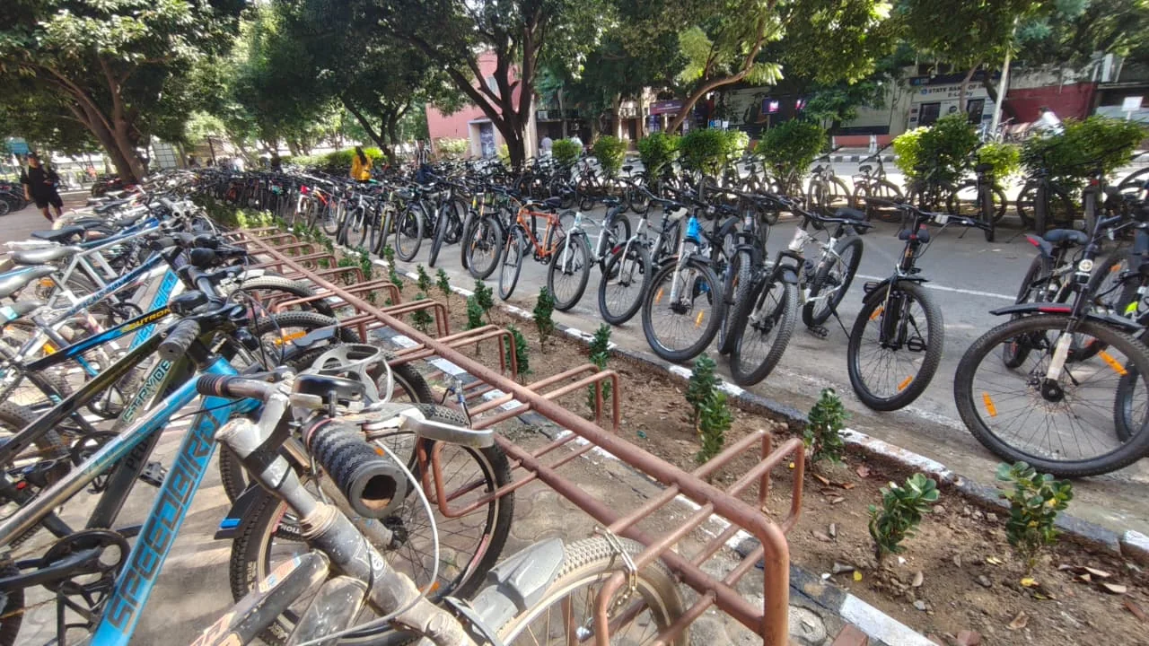An empty bar in the foreground and, beyond it, the dense row of cycles that riders use