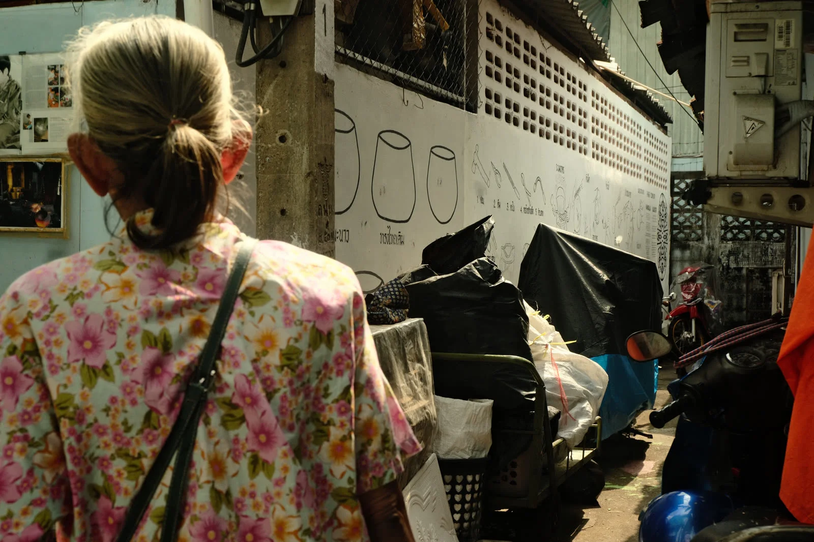 A narrow alley in the Ban Baat community
