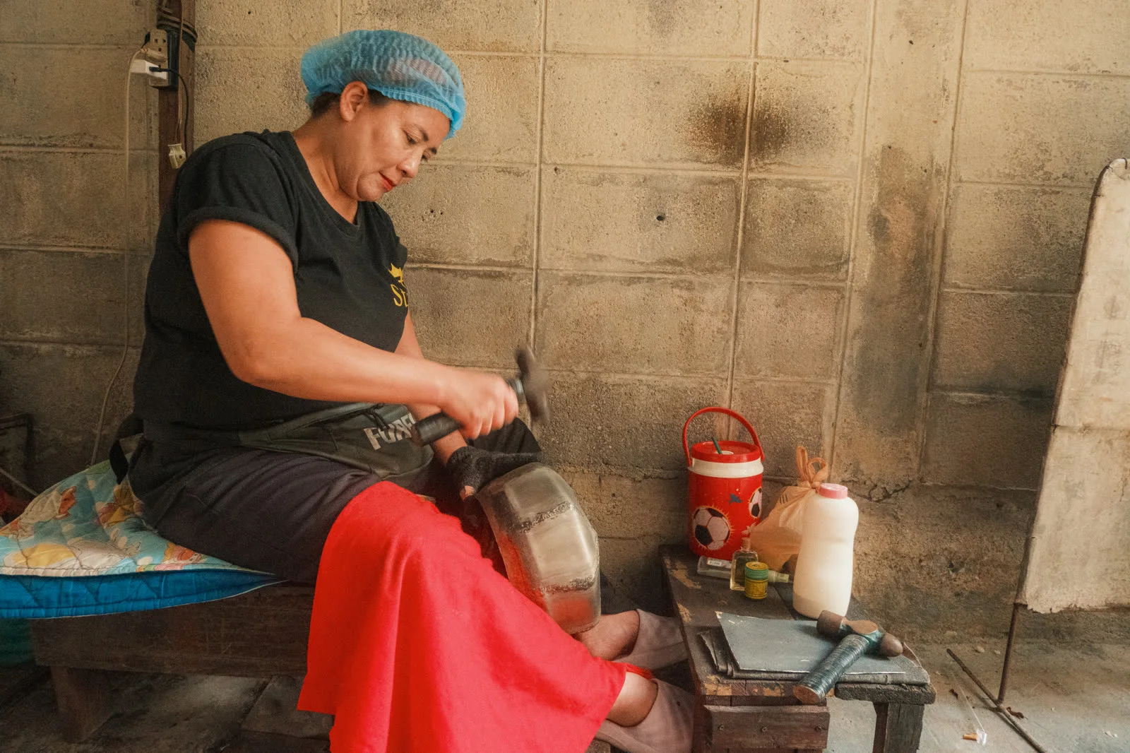 A maker resting between bowls