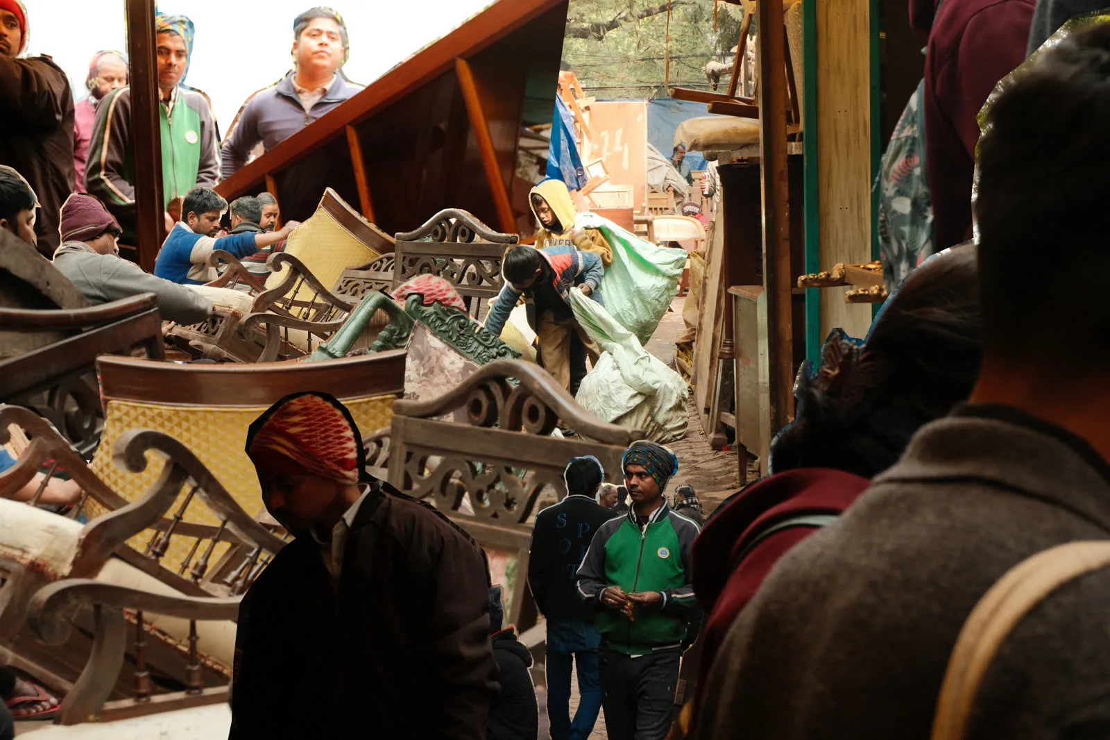 Men at work in the market, whose labour shapes its masculine gaze